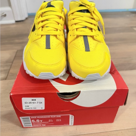 Nike Kids Yellow and Gray Lightweight Sneakers - Picture 2 of 4